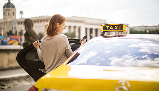 Pessoa entrando em um táxi